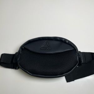 Reebok waist bag. Only used once.